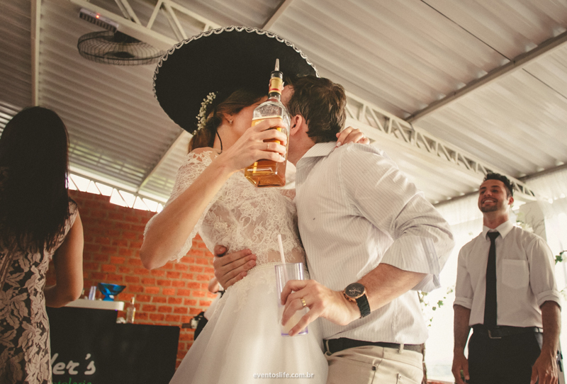 Casamento Carol e Thiago, Carol e Thiago, Wedding, Case de dia, Casar no interior, Casamento no interior, Casamento de Dia, Casamento ao ar livre, Espaço Alvorada, Fazenda Alvorada, Life Fotografia, Noivos com Tequila, Garrafa de Tequila, Tequileiros