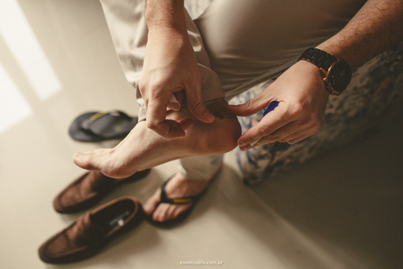 Casamento Carol e Thiago, Carol e Thiago, Wedding, Case de dia, Casar no interior, Casamento no interior, Casamento de Dia, Casamento ao ar livre, Espaço Alvorada, Fazenda Alvorada, Life Fotografia, Making Of de Noivo, Sapato, Documental