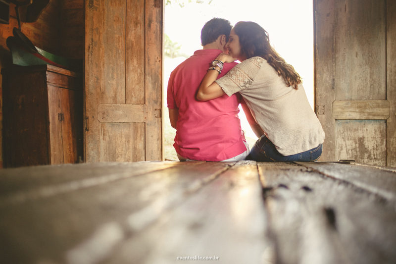 Ensaio Carol e Thiago, Ensaio Campinas, Bar da Cachoeira, Sorocaba, Pré Casamento, Pré Wedding, E-Session, Sessão Pré Casamento, Ensaio Fotográfico, Life Fotografia, Mesa de madeira, celeiro, Bar da Cachoeira, Rústico, Ensaio rústico, Cores, Sessão
