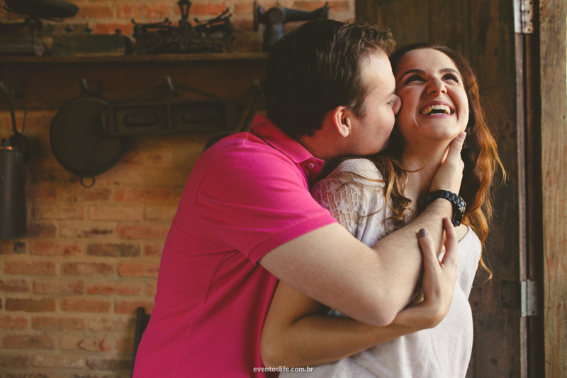 Ensaio Carol e Thiago, Ensaio Campinas, Bar da Cachoeira, Sorocaba, Pré Casamento, Pré Wedding, E-Session, Sessão Pré Casamento, Ensaio Fotográfico, Life Fotografia, Parede de tijolinho, Luz de janela, Sorrisos, Beijo carinhoso, Bar da Cachoeira
