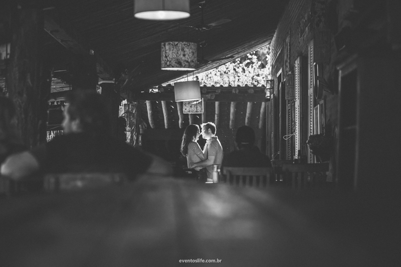 Ensaio Carol e Thiago, Ensaio Campinas, Bar da Cachoeira, Sorocaba, Pré Casamento, Pré Wedding, E-Session, Sessão Pré Casamento, Ensaio Fotográfico, Life Fotografia, Luz de recorte, Foto diferente, Foto preto e branca, Luminárias, Raio de sol, Ensaio