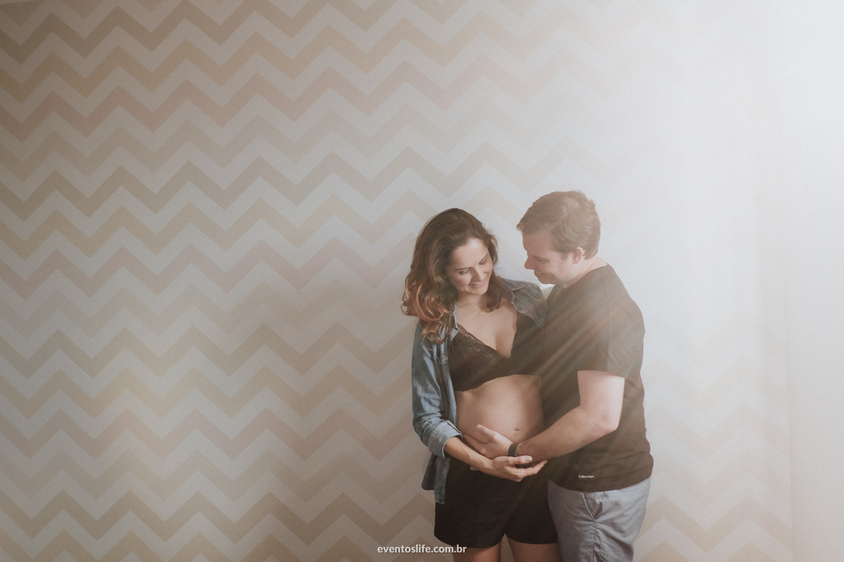 Ensaio Gestante, Sessão Grávida, Gravidez, Mamãe, Fotografia de Família, Sorocaba, Life Fotografia, Carinho de mãe, Gestante sentada, Mãe feliz, Grávida Feliz, Luz Natural, Foto espontânea, Ensaio em Casa, Ensaio Intimista, Abraço, Carinhos