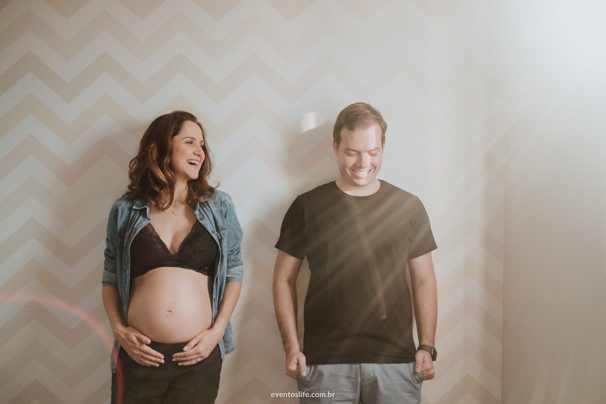 Ensaio Gestante, Sessão Grávida, Gravidez, Mamãe, Fotografia de Família, Sorocaba, Life Fotografia, Carinho de mãe, Gestante sentada, Mãe feliz, Grávida Feliz, Luz Natural, Foto espontânea, Ensaio em Casa, Ensaio Intimista, Risadas, Jaqueta Jeans