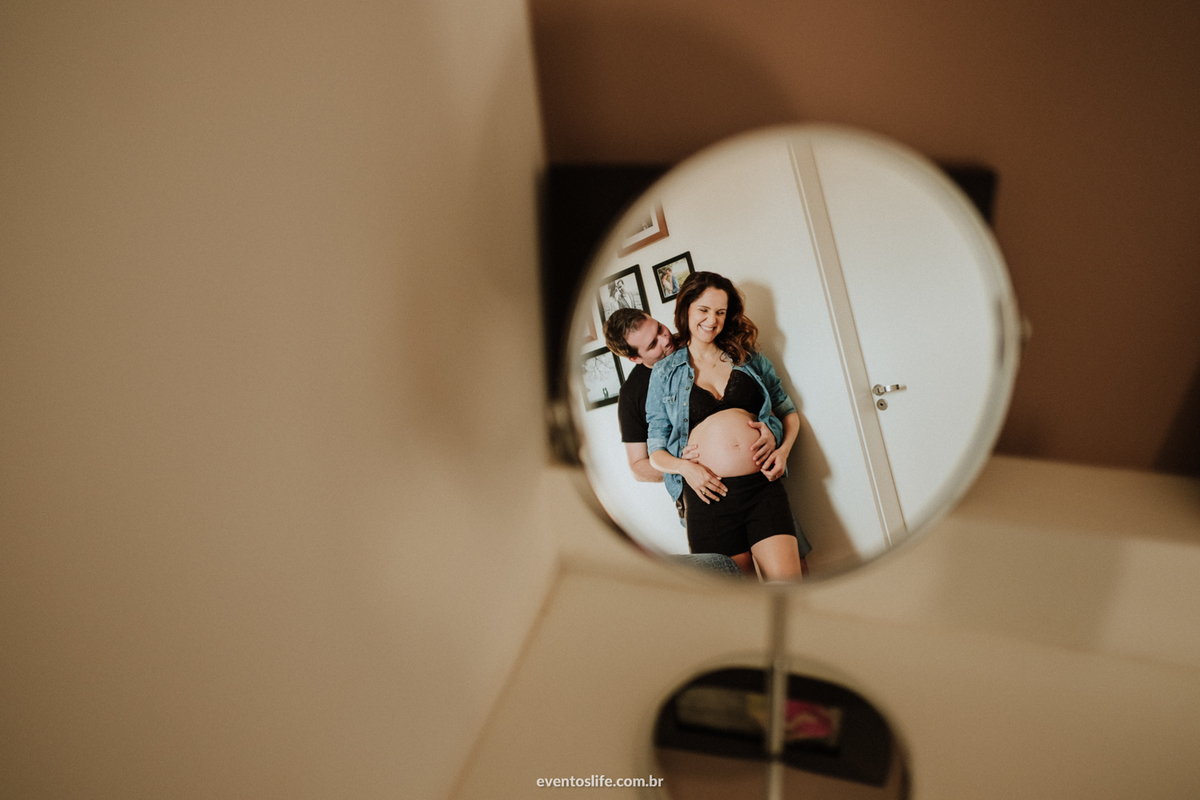 Ensaio Gestante, Sessão Grávida, Gravidez, Mamãe, Fotografia de Família, Sorocaba, Life Fotografia, Carinho de mãe, Gestante sentada, Mãe feliz, Grávida Feliz, Luz Natural, Foto espontânea, Ensaio em Casa, Ensaio Intimista, Reflexo, Composição, Fotografia