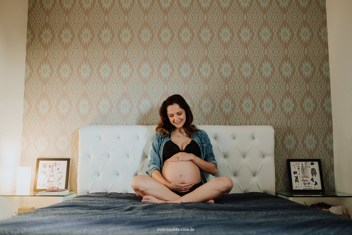 Ensaio Gestante, Sessão Grávida, Gravidez, Fotografia de Família, Sorocaba, Life Fotografia, Carinho de mãe, Grávida Feliz, Luz Natural, Foto espontânea, Ensaio em Casa, Ensaio Intimista, Quadros na parede, Foto Criativa, Foto diferente, Ensaio em casa