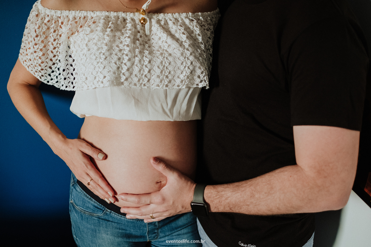 Ensaio Gestante, Sessão Grávida, Gravidez, Fotografia de Família, Sorocaba, Life Fotografia, Carinho de mãe, Grávida Feliz, Luz Natural, Foto espontânea, Ensaio em Casa, Ensaio Intimista, Quadros na parede, Foto Criativa, Barriguinha, Carinho na barriga