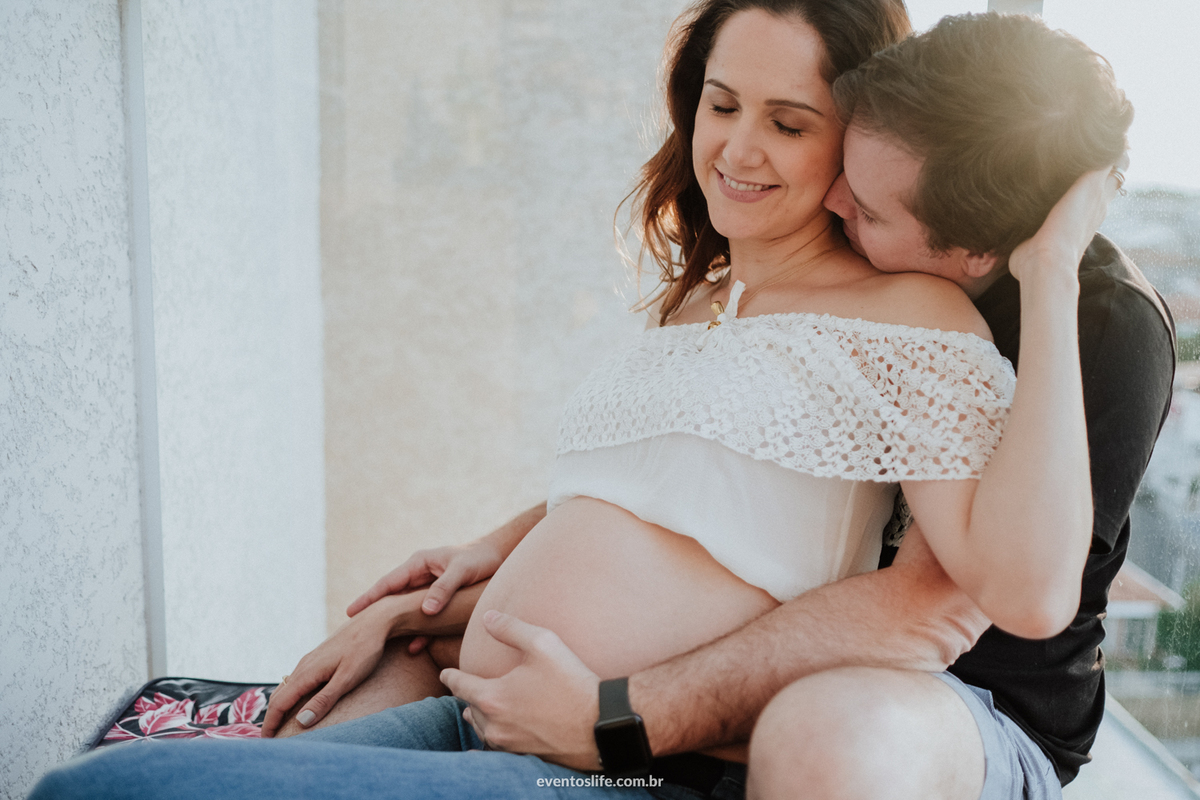 Ensaio Gestante, Sessão Grávida, Gravidez, Fotografia de Família, Sorocaba, Life Fotografia, Carinho de mãe, Grávida Feliz, Luz Natural, Foto espontânea, Ensaio em Casa, Ensaio Intimista, Quadros na parede, Foto Criativa, Pôr do Sol, Foto na Varanda