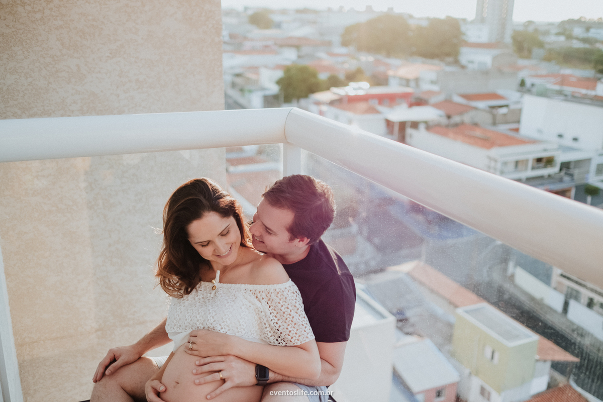 Ensaio Gestante, Sessão Grávida, Gravidez, Fotografia de Família, Sorocaba, Life Fotografia, Carinho de mãe, Grávida Feliz, Luz Natural, Foto espontânea, Ensaio em Casa, Ensaio Intimista, Quadros na parede, Foto Criativa, Foto na Sacada, Ensaio Caseiro