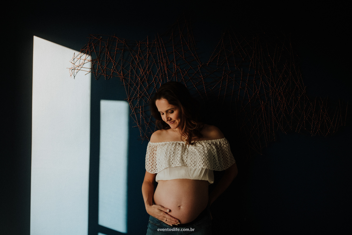 Ensaio Gestante, Sessão Grávida, Gravidez, Fotografia de Família, Sorocaba, Life Fotografia, Carinho de mãe, Grávida Feliz, Luz Natural, Foto espontânea, Ensaio em Casa, Ensaio Intimista, Foto Criativa, Luz de Janela