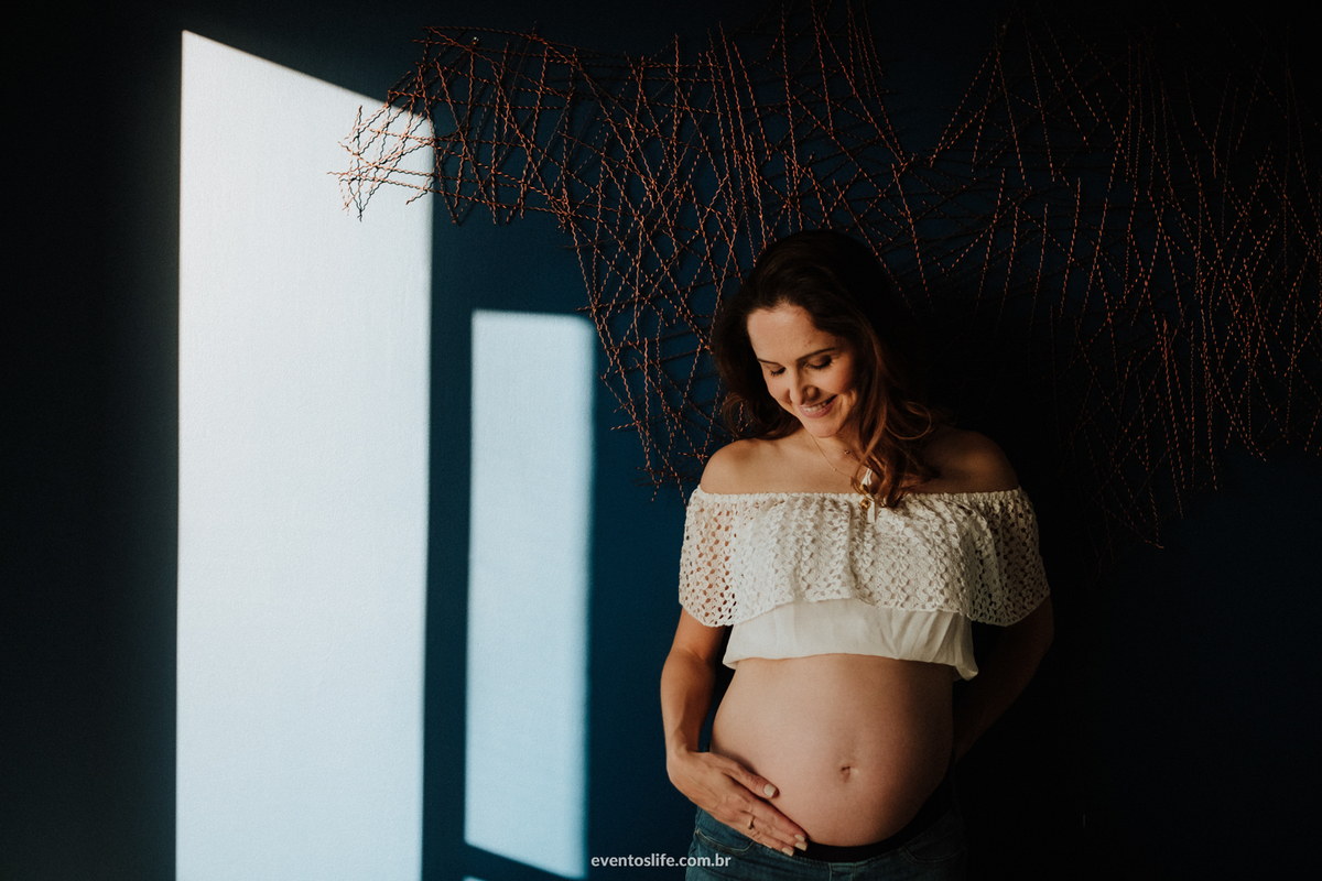 Ensaio Gestante, Sessão Grávida, Gravidez, Fotografia de Família, Sorocaba, Life Fotografia, Carinho de mãe, Grávida Feliz, Luz Natural, Foto espontânea, Ensaio em Casa, Ensaio Intimista, Foto Criativa, Grávida Linda, Foto criativa