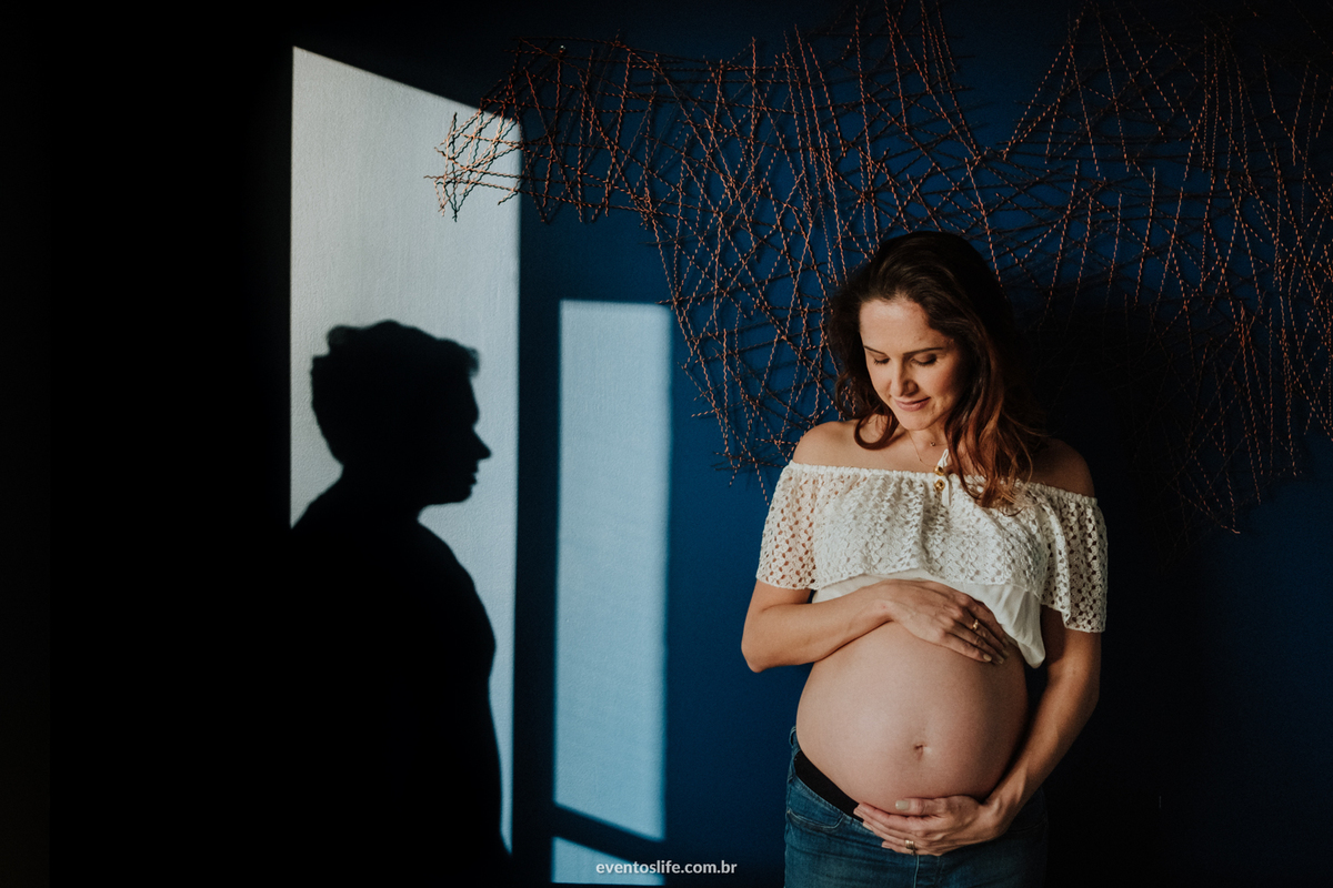 Ensaio Gestante, Sessão Grávida, Gravidez, Fotografia de Família, Sorocaba, Life Fotografia, Carinho de mãe, Grávida Feliz, Luz Natural, Foto espontânea, Ensaio em Casa, Ensaio Intimista, Foto Criativa, Silhueta, Foto diferente