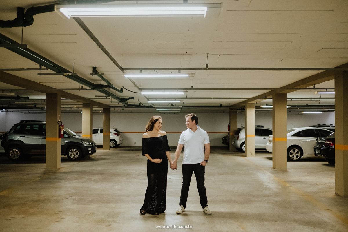 Ensaio Gestante, Sessão Grávida, Gravidez, Fotografia de Família, Sorocaba, Life Fotografia, Carinho de mãe, Grávida Feliz, Luz Natural, Foto espontânea, Ensaio em Casa, Ensaio Intimista, Foto Criativa, Fotografia no estacionamento, Fotografia Diferente