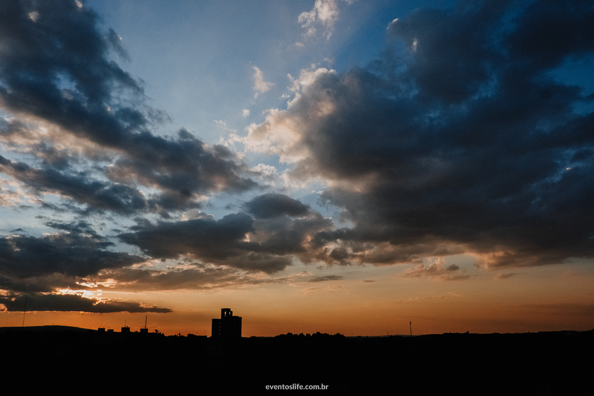 Ensaio Gestante, Sessão Grávida, Gravidez, Fotografia de Família, Sorocaba, Life Fotografia, Carinho de mãe, Grávida Feliz, Luz Natural, Foto espontânea, Ensaio em Casa, Ensaio Intimista, Foto Criativa, Pôr do Sol, Céu Colorido, Paisagem