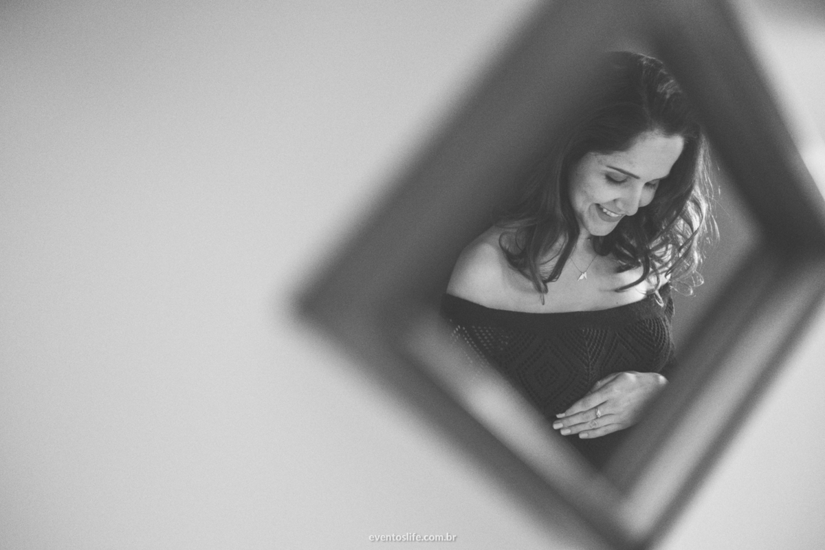 Ensaio Gestante, Sessão Grávida, Gravidez, Fotografia de Família, Sorocaba, Life Fotografia, Carinho de mãe, Grávida Feliz, Luz Natural, Foto espontânea, Ensaio em Casa, Ensaio Intimista, Foto Criativa, Moldura, Framing the Subject, PB, Foto PB, BW