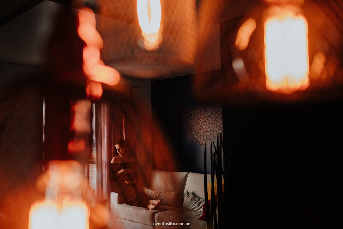 Ensaio Gestante, Sessão Grávida, Gravidez, Fotografia de Família, Sorocaba, Life Fotografia, Carinho de mãe, Grávida Feliz, Luz Natural, Foto espontânea, Ensaio em Casa, Ensaio Intimista, Foto Criativa, Lâmpadas, Luz, Foto dramática, Luz Criativa