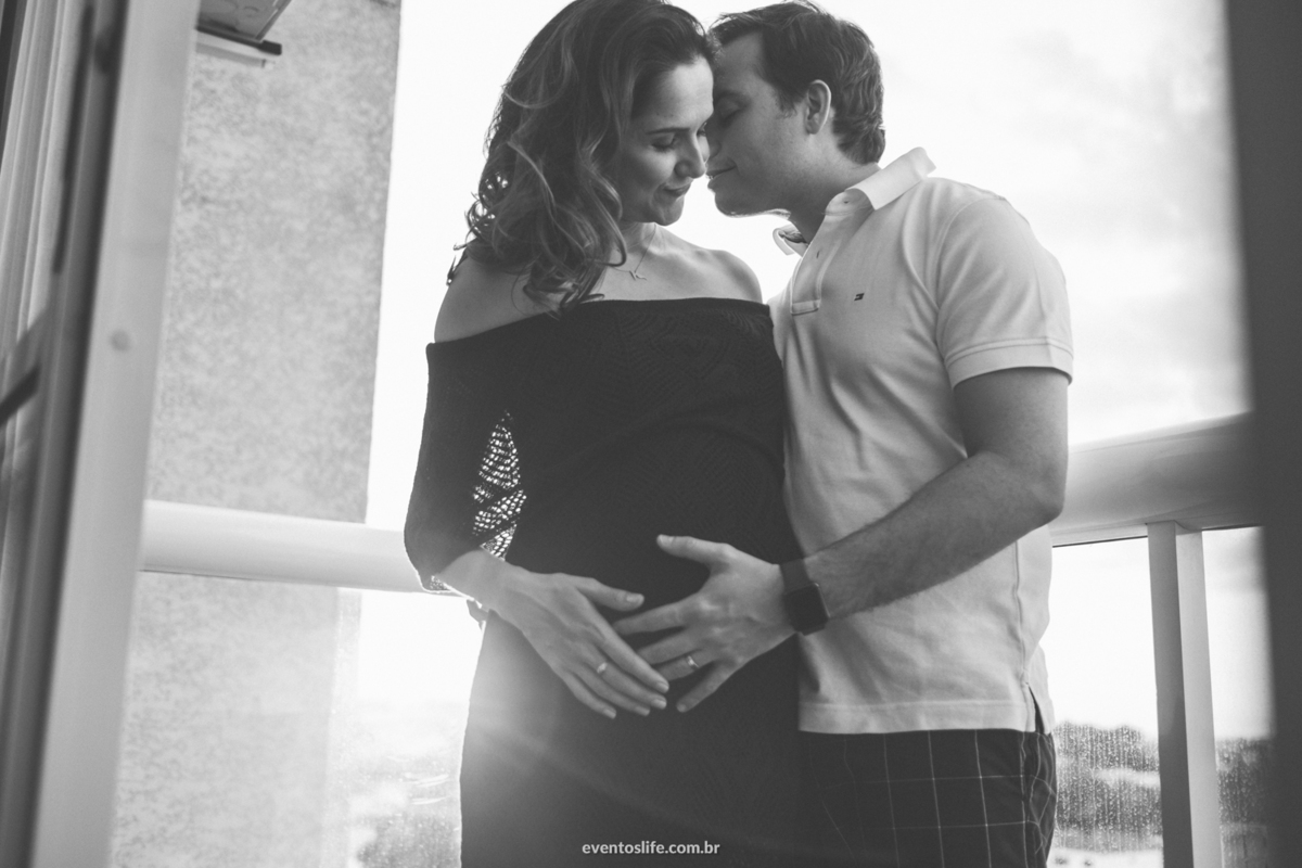 Ensaio Gestante, Sessão Grávida, Gravidez, Fotografia de Família, Sorocaba, Life Fotografia, Carinho de mãe, Grávida Feliz, Luz Natural, Foto espontânea, Ensaio em Casa, Ensaio Intimista, Foto Criativa, Fotografia PB, BW, Carinho dos pais, Bebê