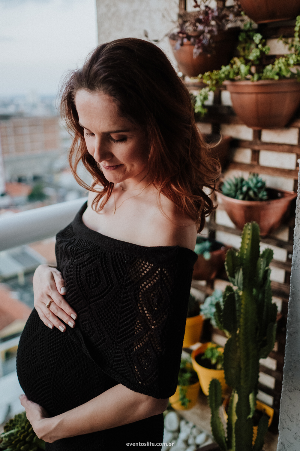 Ensaio Gestante, Sessão Grávida, Gravidez, Fotografia de Família, Sorocaba, Life Fotografia, Carinho de mãe, Grávida Feliz, Luz Natural, Foto espontânea, Ensaio em Casa, Ensaio Intimista, Foto Criativa, Plantinhas, Jardim Vertical, Suculentas, Foto em Cas