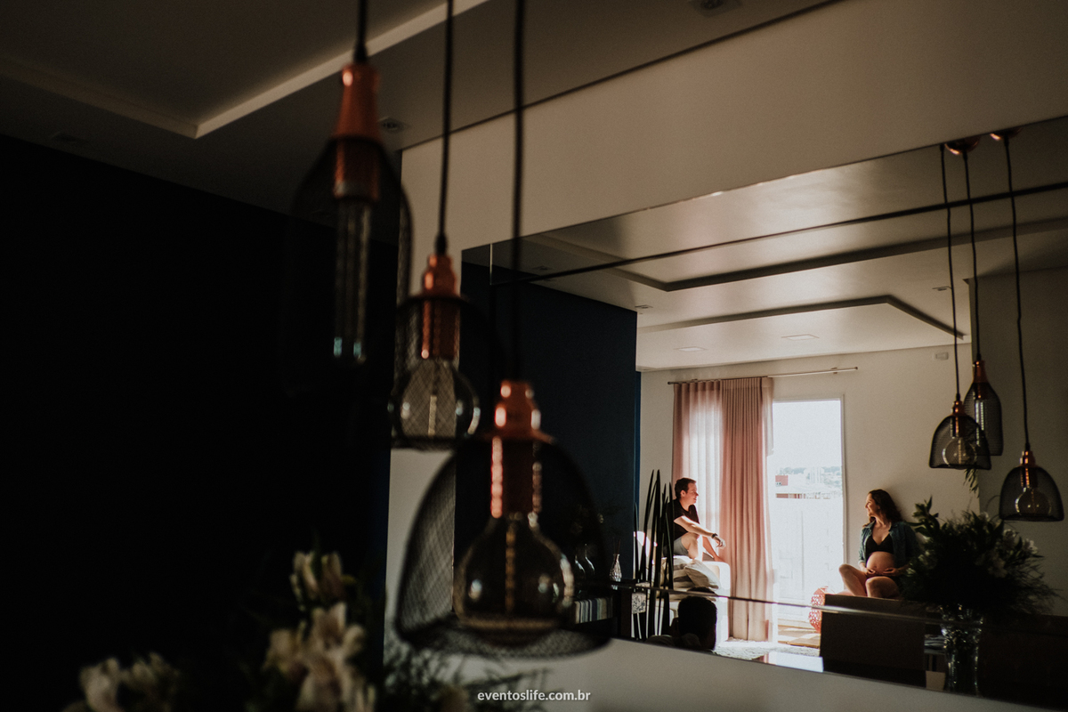 Ensaio Gestante, Sessão Grávida, Gravidez, Mamãe, Fotografia de Família, Sorocaba, Life Fotografia, Carinho de mãe, Gestante sentada, Mãe feliz, Grávida Feliz, Luz Natural, Foto espontânea, Ensaio em Casa, Ensaio Intimista, Lâmpadas Decorativas