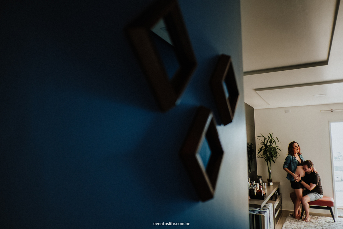 Ensaio Gestante, Sessão Grávida, Gravidez, Mamãe, Fotografia de Família, Sorocaba, Life Fotografia, Carinho de mãe, Gestante sentada, Mãe feliz, Grávida Feliz, Luz Natural, Foto espontânea, Ensaio em Casa, Ensaio Intimista, Parede Azul, Casal Apaixonado