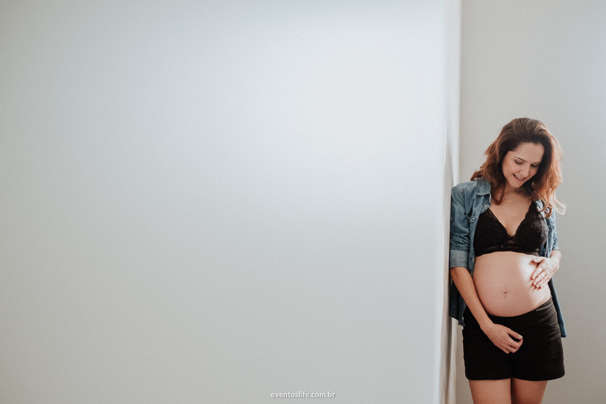 Ensaio Gestante, Sessão Grávida, Gravidez, Mamãe, Fotografia de Família, Sorocaba, Life Fotografia, Carinho de mãe, Gestante sentada, Mãe feliz, Grávida Feliz, Luz Natural, Foto espontânea, Ensaio em Casa, Ensaio Intimista, Ensaio da Luiza, Luz Linda