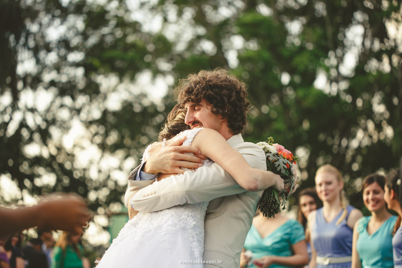 Fotografia de Casamento, Priscile e Jeferson, Life Fotografia, Melhor fotografo de Sorocaba, Case de dia, Sitio 3 sois e uma lua, Indaiatuba, Noivos, Casamento Adventista, Abraço, Saída dos Noivos, Natureza, Felicidade, Padrinhos