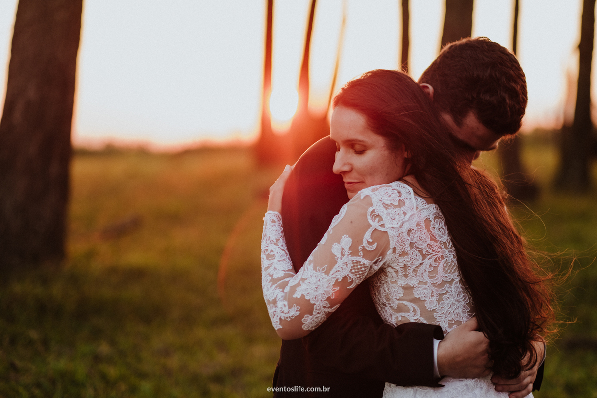Life Fotografia, Casamento, Fotografia de Casamento Sorocaba, São Paulo, Campinas, Indaiatuba, Sessão Pós Casamento, Pós Wedding, Wedding, Vivi e Mello, Votorantim, Ensaio de Noivos, Ensaio ao ar livre, Natureza, Abraço, Pôr do Sol, Romantismo