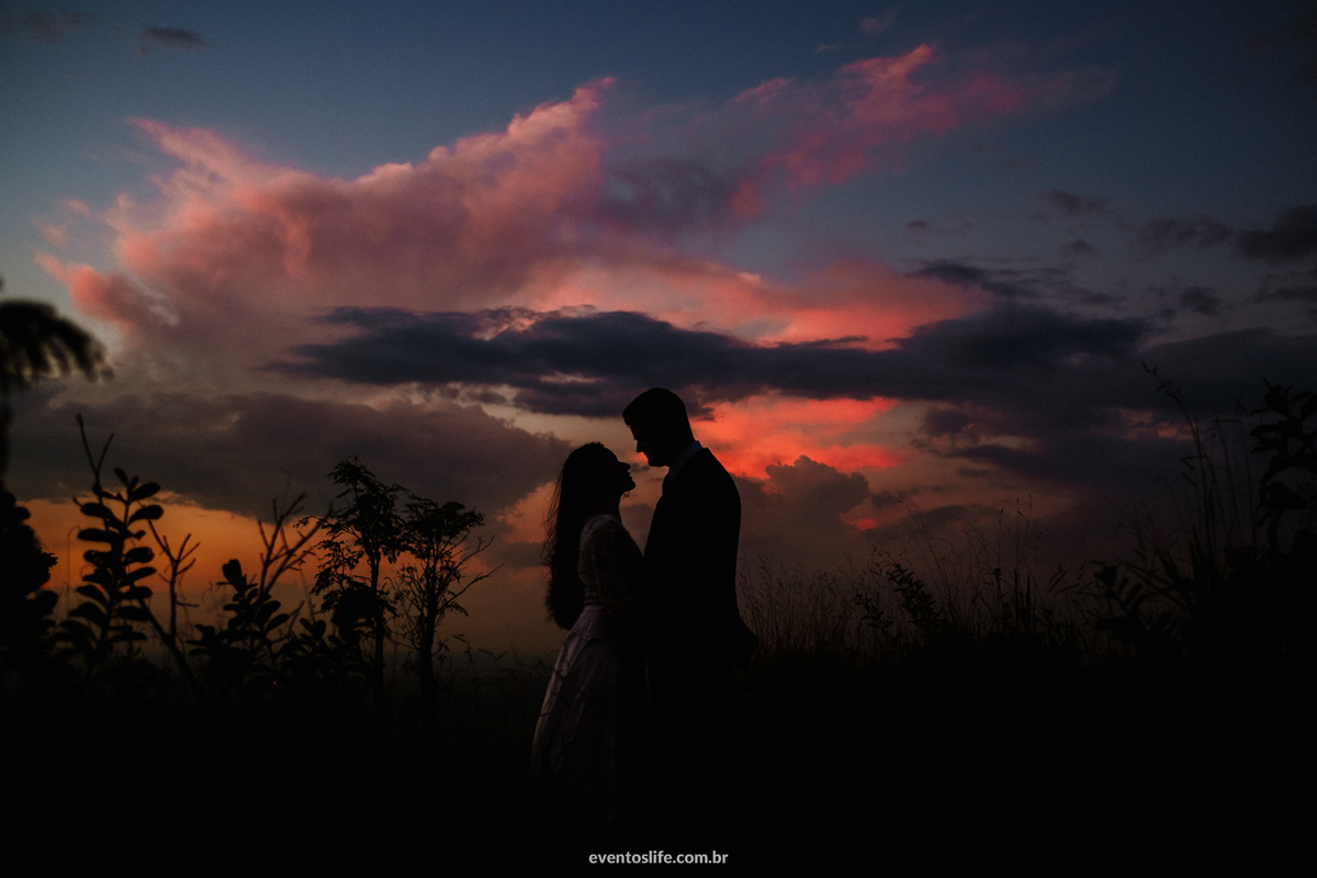 Life Fotografia, Casamento, Fotografia de Casamento Sorocaba, São Paulo, Campinas, Indaiatuba, Sessão Pós Casamento, Pós Wedding, Wedding, Vivi e Mello, Votorantim, Ensaio de Noivos, Ensaio ao ar livre, Natureza, Céu colorido, Silhueta, Pôr do Sol