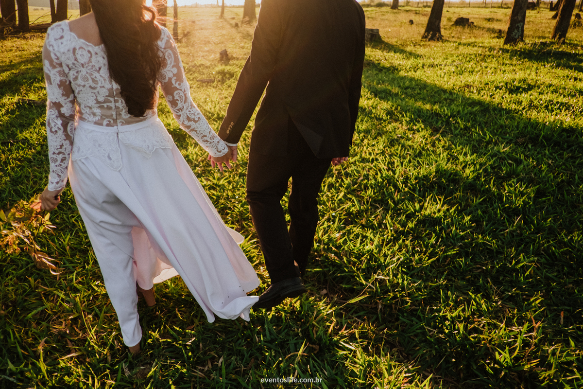 Life Fotografia, Casamento, Fotografia de Casamento Sorocaba, São Paulo, Campinas, Indaiatuba, Sessão Pós Casamento, Pós Wedding, Wedding, Vivi e Mello, Votorantim, Ensaio de Noivos, Ensaio ao ar livre, Natureza, Pôr do Sol, Casal caminhando, Noivos