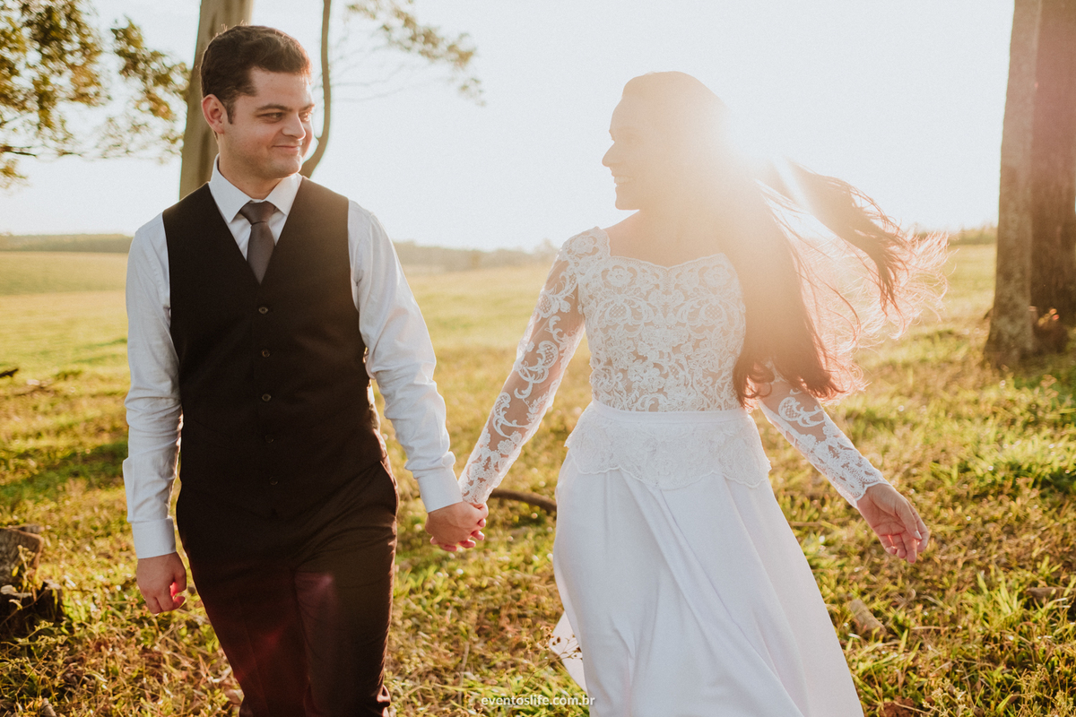 Life Fotografia, Casamento, Fotografia de Casamento Sorocaba, São Paulo, Campinas, Indaiatuba, Sessão Pós Casamento, Pós Wedding, Wedding, Vivi e Mello, Votorantim, Ensaio de Noivos, Ensaio ao ar livre, Natureza, Casal caminhando, Luz Linda, Espontânea