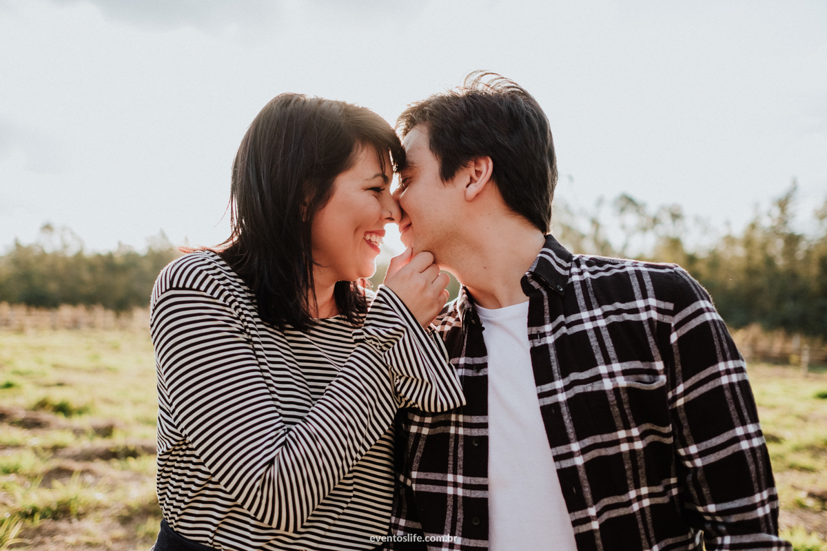 Life Fotografia, Ensaio Pré Casamento, Pré Wedding, Sessão Fotográfica, Geovana e William, Ensaio ao ar livre, Ensaio na natureza, Fotografia espontânea, Fotografia diferente, Pôr do Sol, Carinho, Casal apaixonado, Ensaio no inverno, Fim de tarde