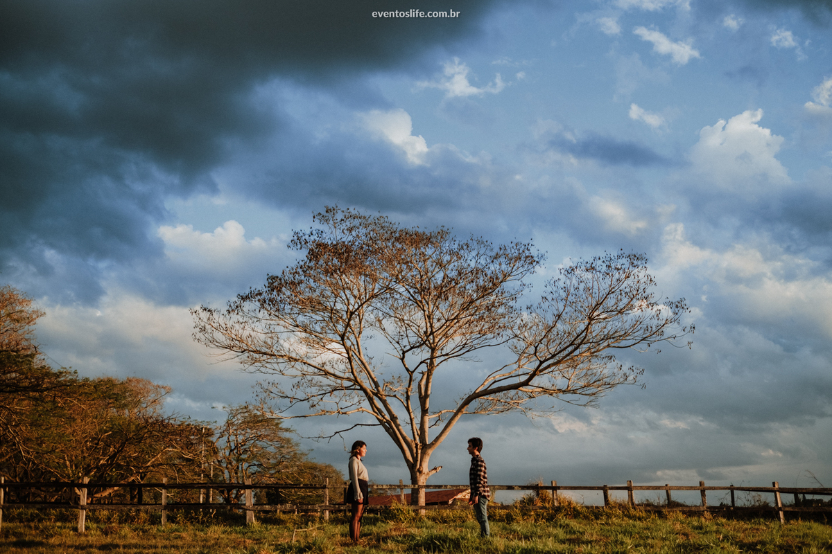 Life Fotografia, Ensaio Pré Casamento, Pré Wedding, Sessão Fotográfica, Geovana e William, Ensaio ao ar livre, Ensaio na natureza, Fotografia espontânea, Fotografia diferente, Céu colorido, Pôr do Sol, Foto conceitual, Árvore solitária, Ensaio no inverno