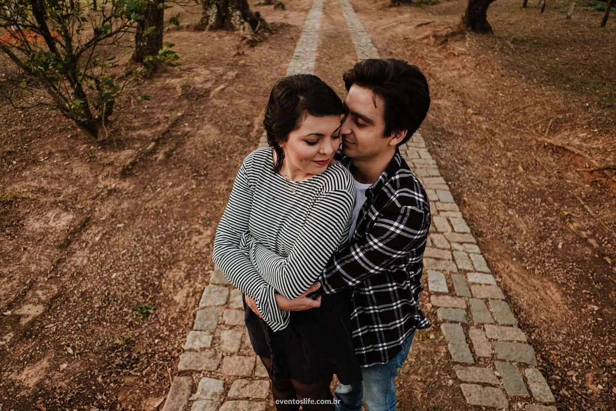 Life Fotografia, Ensaio Pré Casamento, Pré Wedding, Sessão Fotográfica, Geovana e William, Ensaio ao ar livre, Ensaio na natureza, Fotografia espontânea, Fotografia diferente, Pose romântica, Casal apaixonado, Caminho da fazenda, fotos na fazenda