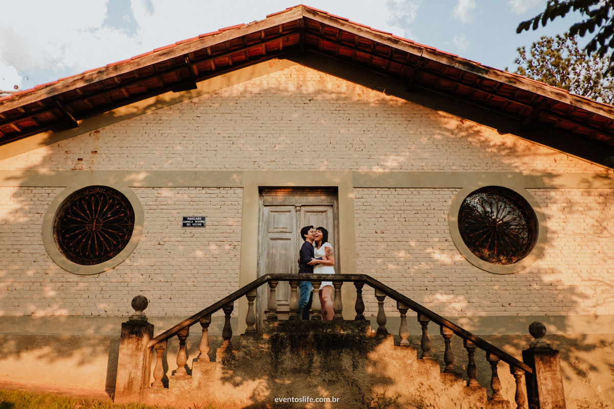 Life Fotografia, Ensaio Pré Casamento, Pré Wedding, Sessão Fotográfica, Geovana e William, Ensaio ao ar livre, Ensaio na natureza, Fotografia espontânea, Fotografia diferente, Fotografia conceitual, risadas, Forma geométrica, Foto simétrica, Casa antiga