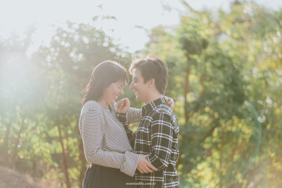 Life Fotografia, Ensaio Pré Casamento, Pré Wedding, Sessão Fotográfica, Geovana e William, Ensaio ao ar livre, Ensaio na natureza, Fotografia espontânea, Fotografia diferente, Casal carinhoso, Amor de Casal, Golden Hour, Pôr do Sol