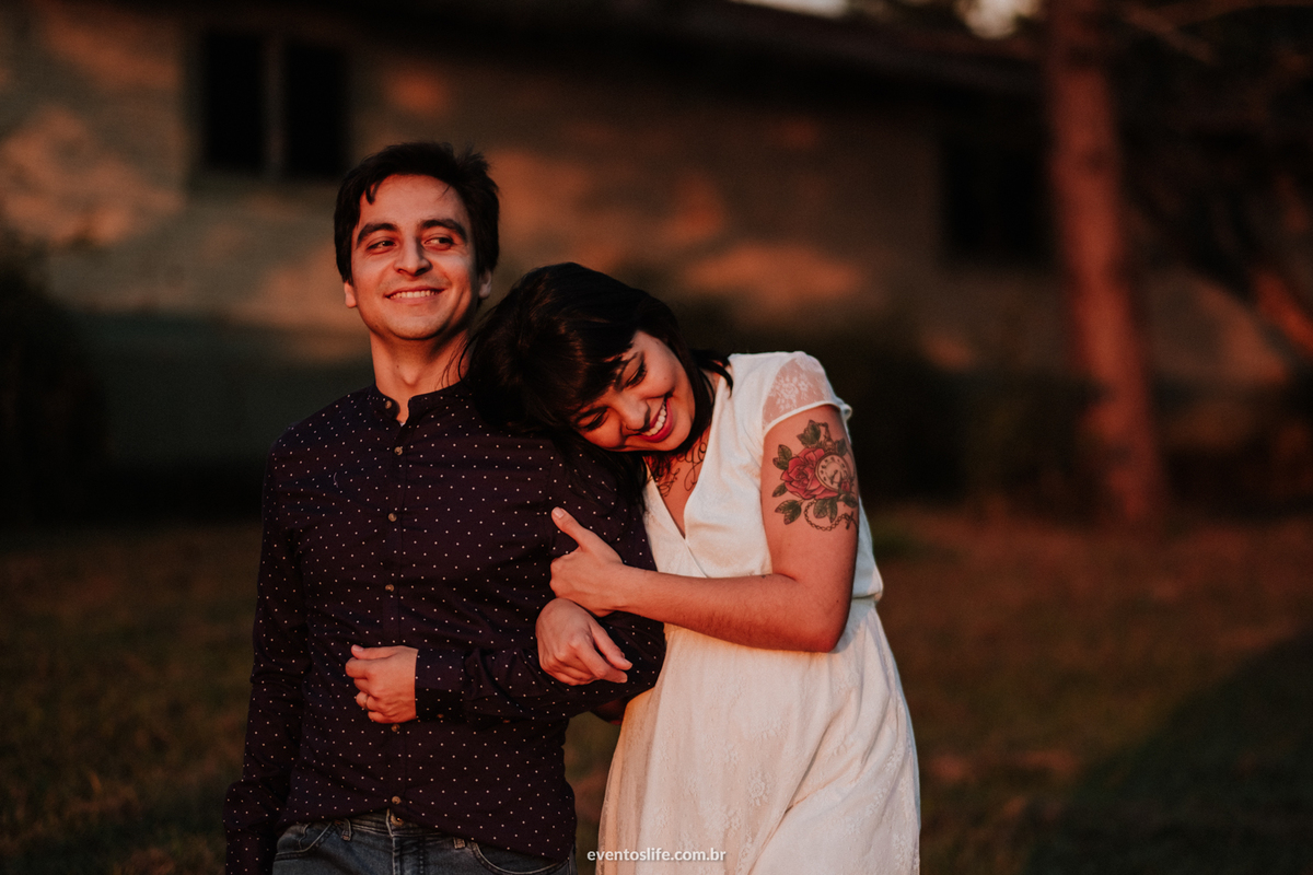 Life Fotografia, Ensaio Pré Casamento, Pré Wedding, Sessão Fotográfica, Geovana e William, Ensaio ao ar livre, Ensaio na natureza, Fotografia espontânea, Fotografia diferente, Casal abraçado, Pôr do Sol, Golden Hour, Melhor fotógrafo de Sorocaba, SP