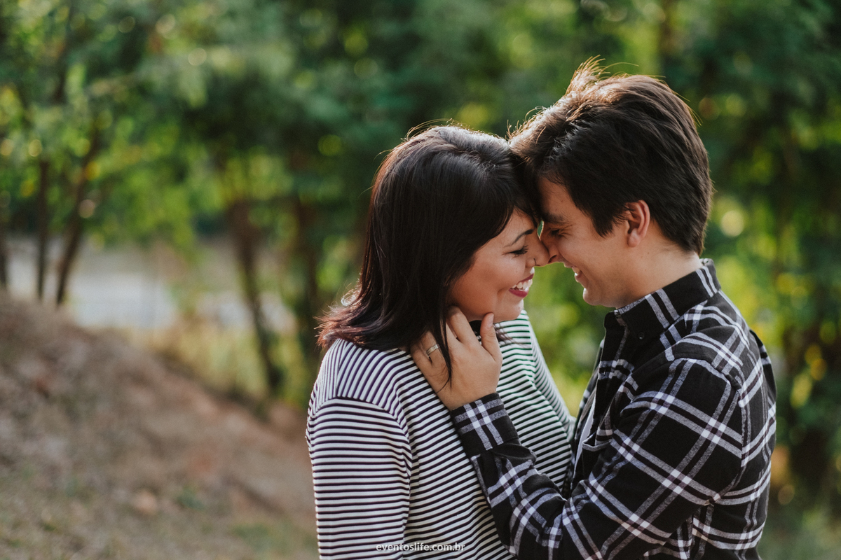 Life Fotografia, Ensaio Pré Casamento, Pré Wedding, Sessão Fotográfica, Geovana e William, Ensaio ao ar livre, Ensaio na natureza, Fotografia espontânea, Fotografia diferente, Carinho, Ensaio na Fazenda, Ensaio no Campo, Backlight