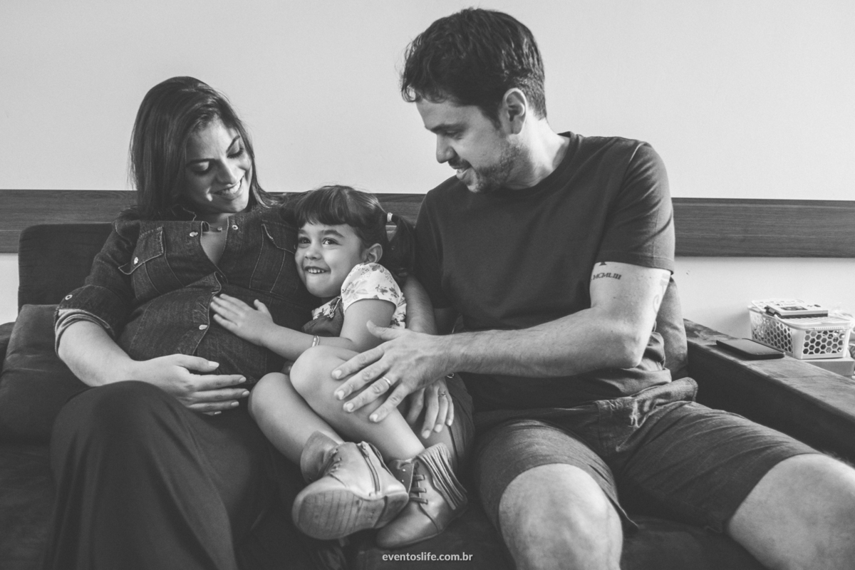 Ensaio Família, Life Fotografia, Fotografia de Família Sorocaba, Fotos espontâneas, Fotos diferentes, Fotografia criativa, Fotografia natural, Ensaio em casa, Sessão Família, Foto PB, Gestante, Grávida, Fotos no sofá, Luz de janela, Documental