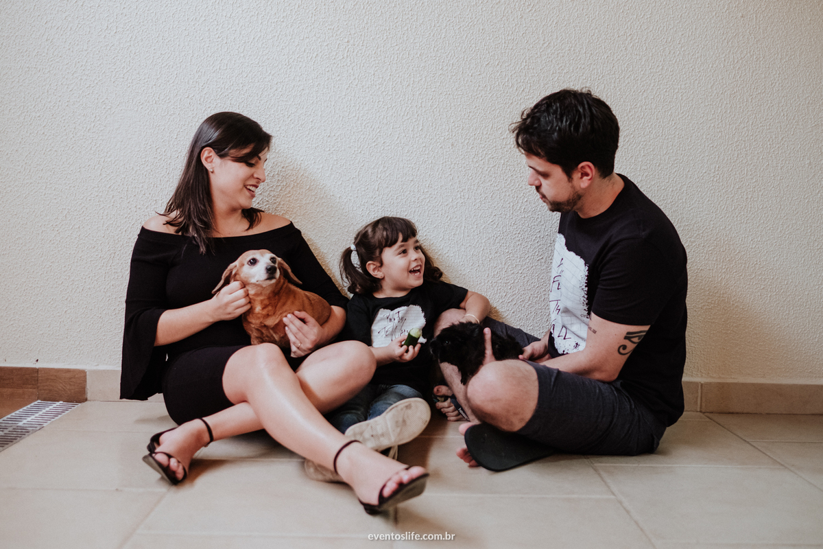 Ensaio Família, Life Fotografia, Fotografia de Família Sorocaba, Fotos espontâneas, Fotos diferentes, Fotografia criativa, Fotografia natural, Ensaio em casa, Sessão Família, Foto PB, Gestante, Grávida, Pets, Família completa, Mãe de pet, Dog