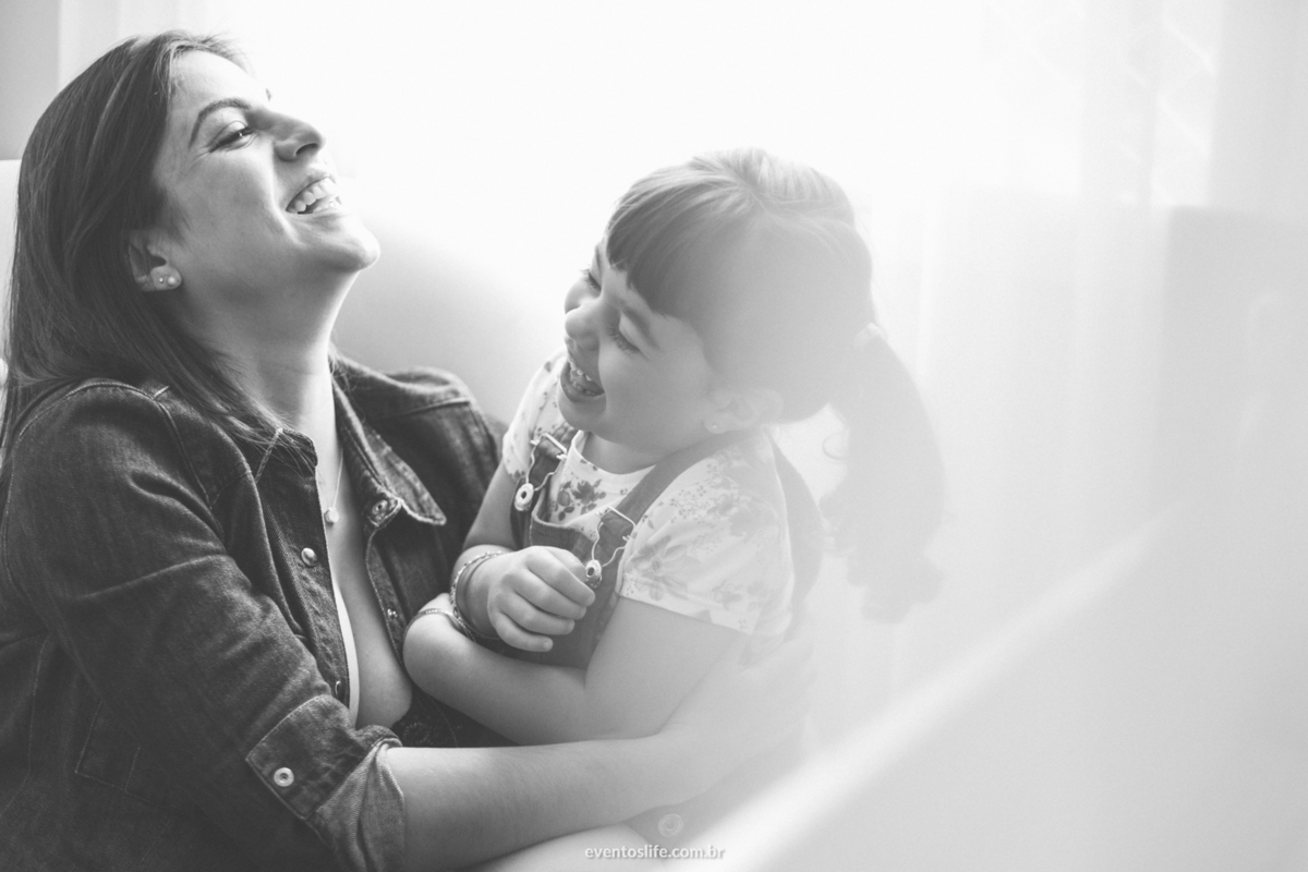 Ensaio Família, Life Fotografia, Fotografia de Família Sorocaba, Fotos espontâneas, Fotos diferentes, Fotografia criativa, Fotografia natural, Ensaio em casa, Sessão Família, Foto PB, Gestante, Grávida, Sessão Gestante, Amor de mãe, Mãe e filha, Foto PB