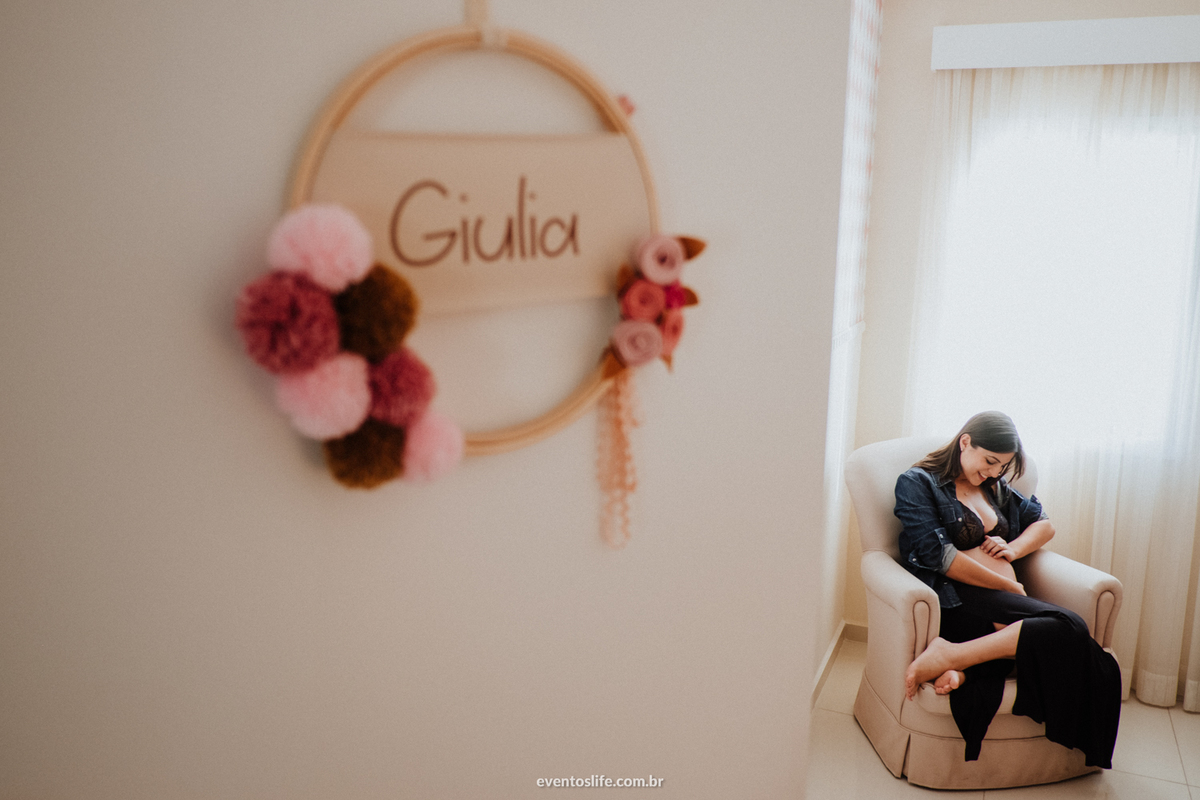 Ensaio Família, Life Fotografia, Fotografia de Família Sorocaba, Fotos espontâneas, Fotos diferentes, Fotografia criativa, Fotografia natural, Ensaio em casa, Sessão Família, Foto PB, Gestante, Grávida, Quarto do bebê, Guirlanda, Quartinho delicado,