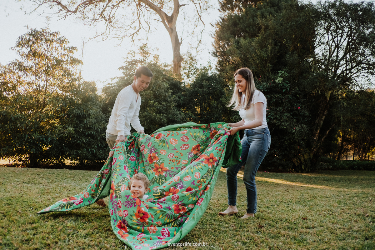 Ensaio Pré Casamento, Pré Casamento, Pré Wedding, Ensaio Família, Sessão fotografica, Sessão Namorados, Sessão, Curitiba, Paraná, Cave Colinas de Pedra, Vinícola, Ensaio na vinícola, Life Fotografia, Brincadeira pais e filhos, Mãe e filho, Pais