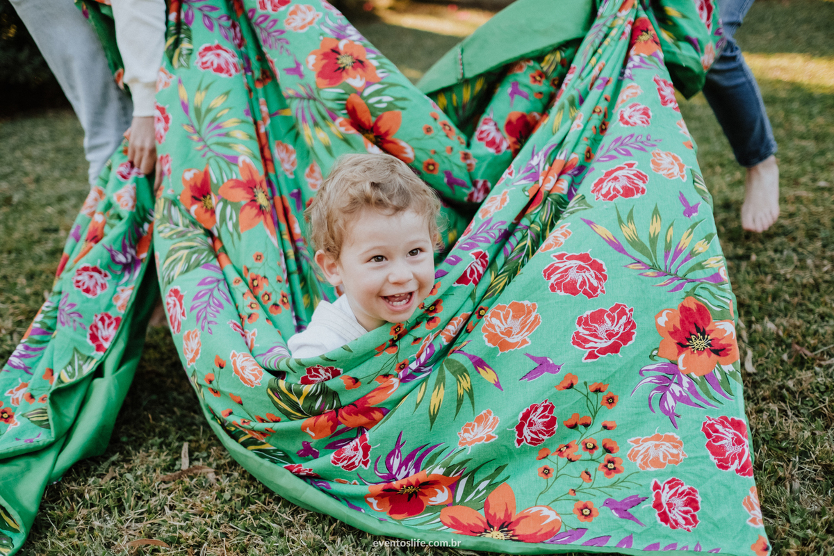 Ensaio Pré Casamento, Pré Casamento, Pré Wedding, Ensaio Família, Sessão fotografica, Sessão Namorados, Sessão, Curitiba, Paraná, Cave Colinas de Pedra, Vinícola, Ensaio na vinícola, Life Fotografia, Toalha florida, Toalha de picnic, bebê, fotos em famíli