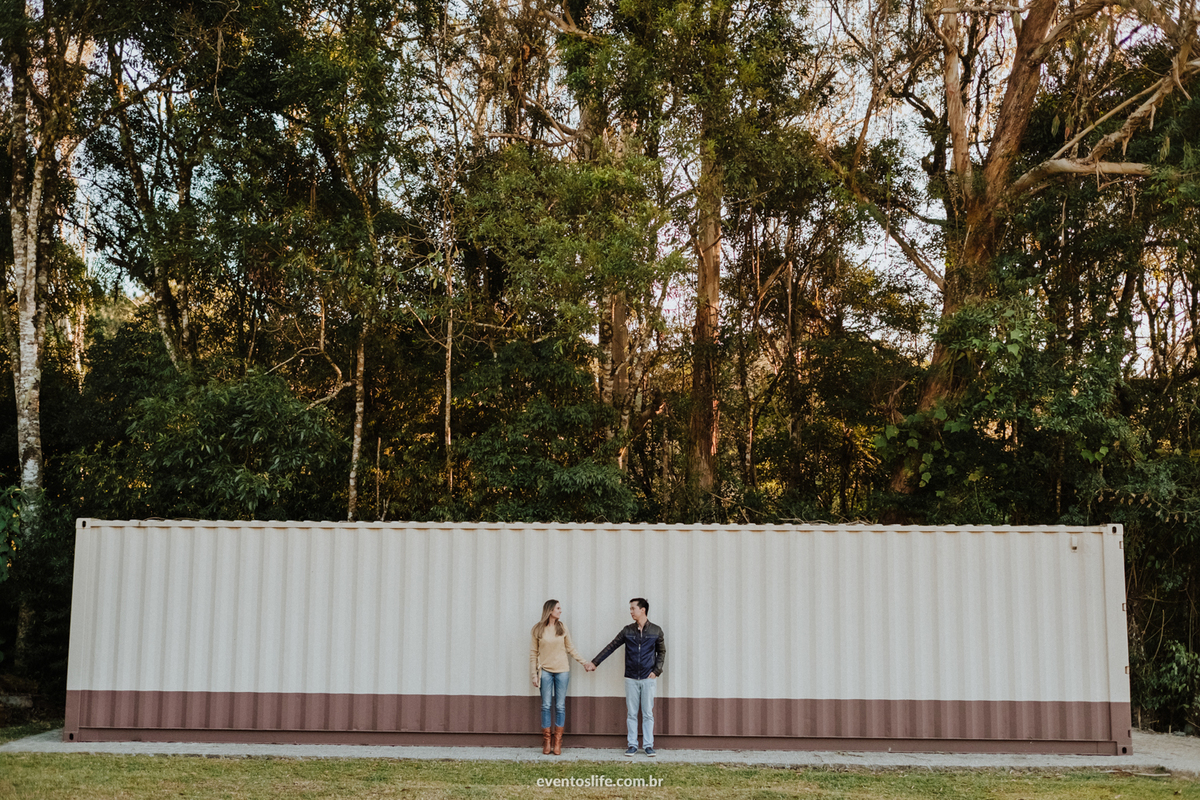 Ensaio Pré Casamento, Pré Casamento, Pré Wedding, Ensaio Família, Sessão fotografica, Sessão Namorados, Sessão, Curitiba, Paraná, Cave Colinas de Pedra, Vinícola, Ensaio na vinícola, Life Fotografia, Container, Foto conceitual, Fotografia diferente