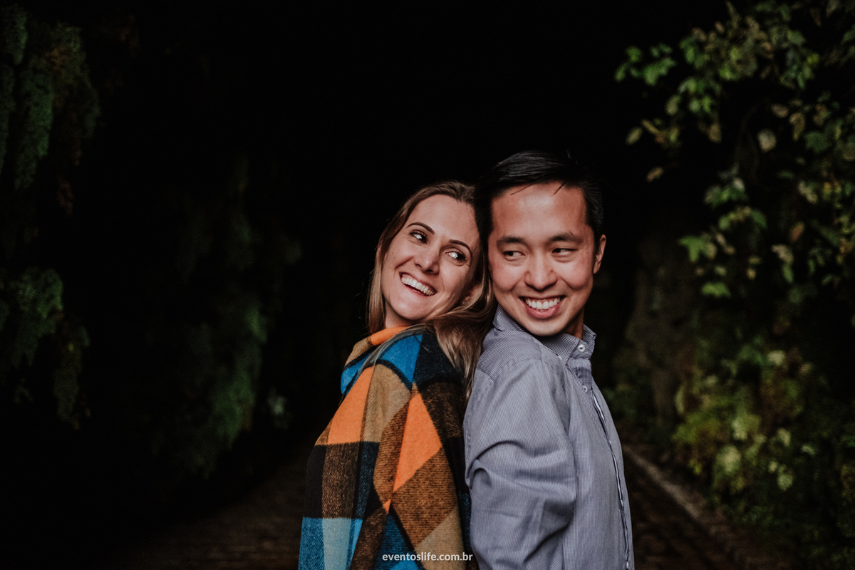 Ensaio Pré Casamento, Pré Casamento, Pré Wedding, Ensaio Família, Sessão fotografica, Sessão Namorados, Sessão, Curitiba, Paraná, Cave Colinas de Pedra, Vinícola, Ensaio na vinícola, Life Fotografia, Casal feliz, sorrisos, Luz baixa, Fotografia de casais
