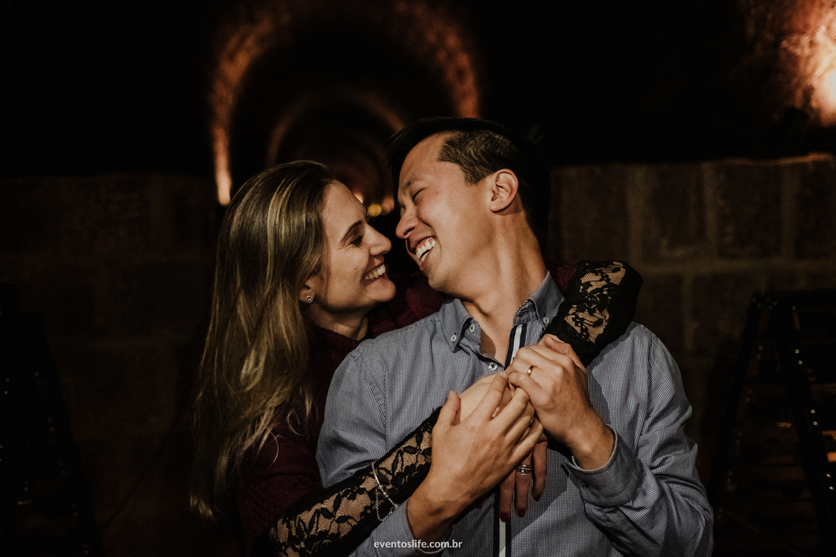 Ensaio Pré Casamento, Pré Casamento, Pré Wedding, Ensaio Família, Sessão fotografica, Sessão Namorados, Sessão, Curitiba, Paraná, Cave Colinas de Pedra, Vinícola, Ensaio na vinícola, Life Fotografia, Ensaio no inverno, Abraço, Foto romântica, Foto feliz