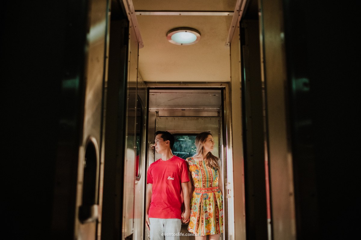 Ensaio Pré Casamento, Pré Casamento, Pré Wedding, Ensaio Família, Sessão fotografica, Sessão Namorados, Sessão, Curitiba, Paraná, Cave Colinas de Pedra, Vinícola, Ensaio na vinícola, Life Fotografia, Vagão antigo, trem antigo, fotos vintage, Composição