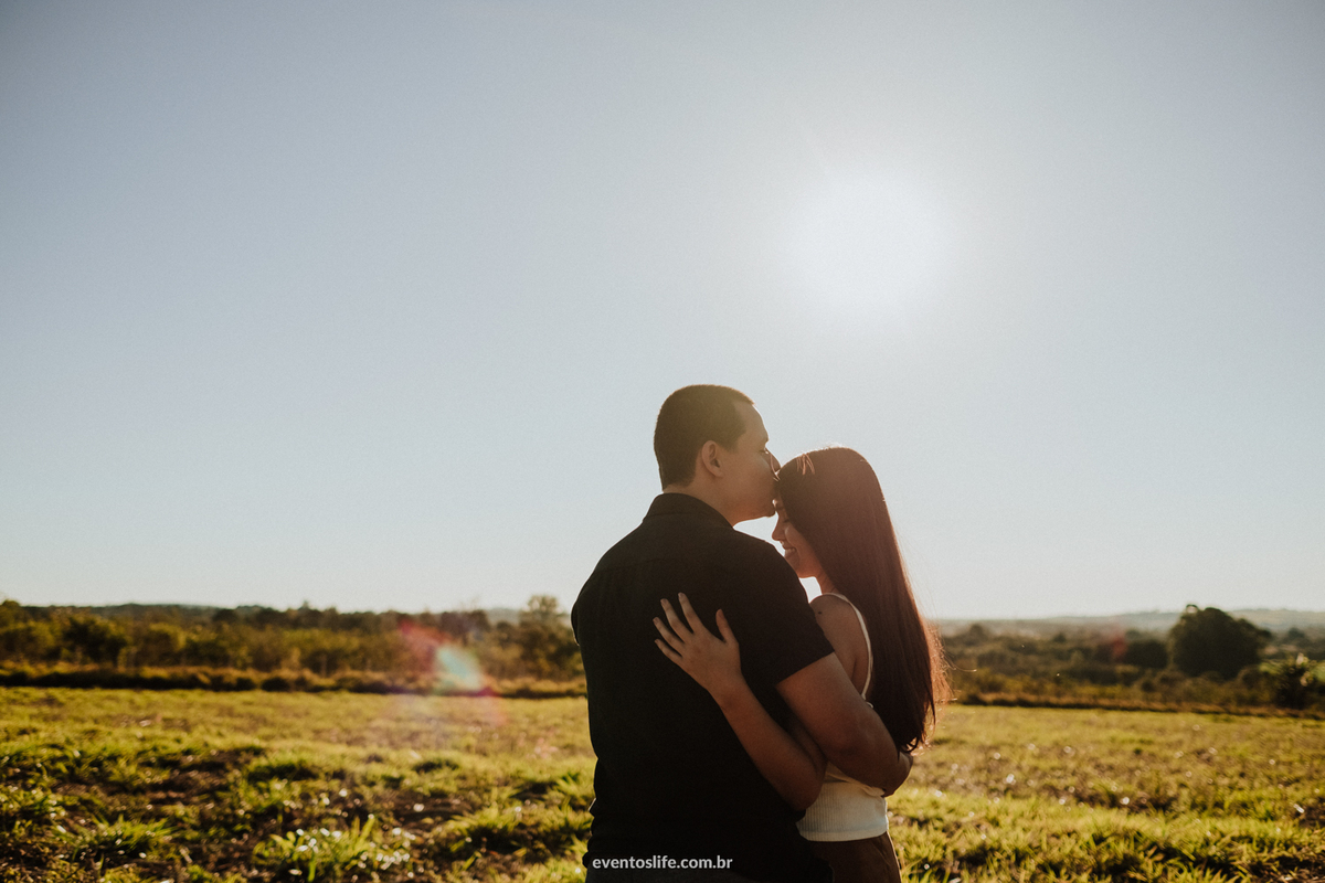 Life Fotografia, Ensaio Fotográfico de casal, Sorocaba, São Paulo, E-session, Pré-casamento, sessão de fotos, fotografia criativa, diferente, espontâneo, noivos, casal, amor, casamento, urbano, campo, cyndi omoto, alex oliveira, beijo na testa, respeito