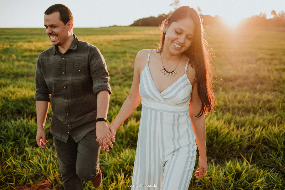 Life Fotografia, Ensaio Fotográfico de casal, Sorocaba, São Paulo, E-session, Pré-casamento, sessão de fotos, fotografia criativa, diferente, espontâneo, noivos, casal, amor, casamento, urbano, campo, cyndi omoto, alex oliveira, pôr-do-sol