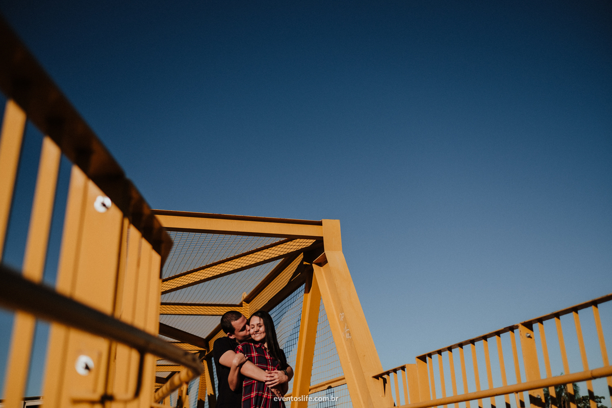 Life Fotografia, Ensaio Fotográfico de casal, Sorocaba, São Paulo, E-session, Pré-casamento, sessão de fotos, fotografia criativa, diferente, espontâneo, noivos, casal, amor, casamento, urbano, campo, cyndi omoto, alex oliveira, passarela amarela