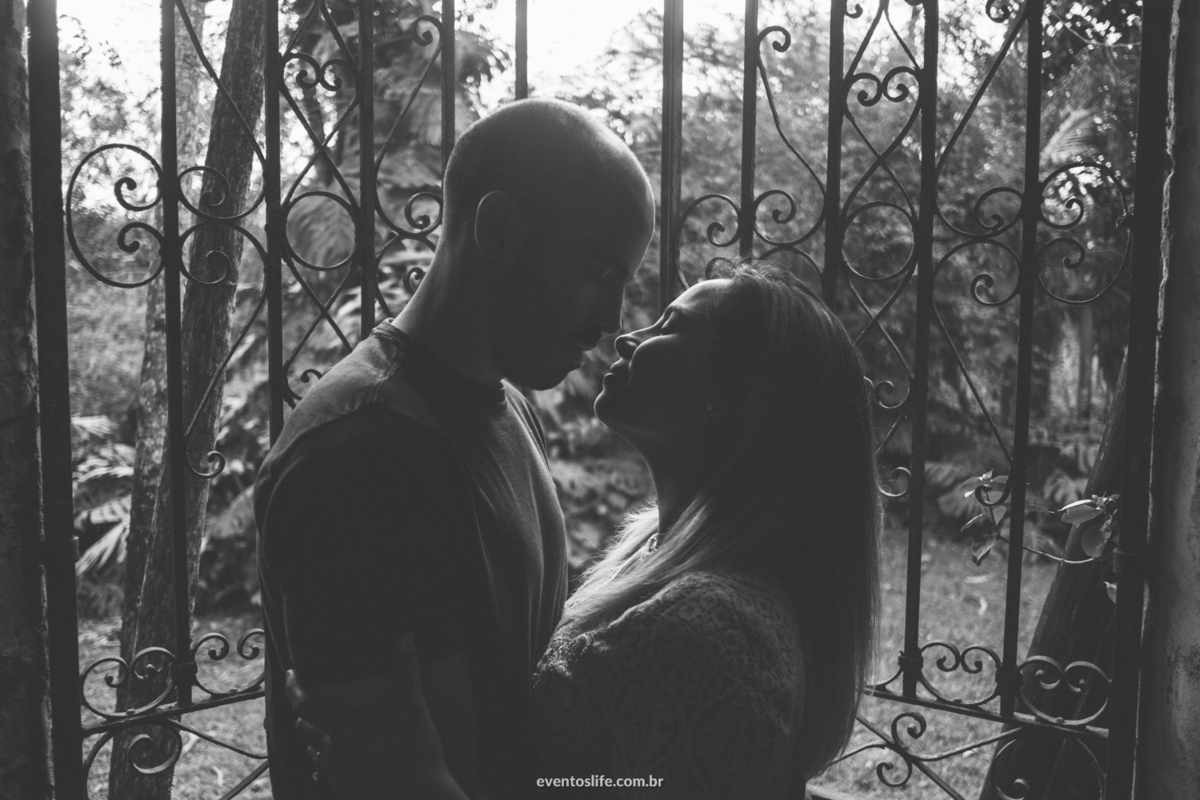 Ensaio Pré Casamento, Pré Wedding, Sessão Casal, Sessão Fotográfica, Casa dos Contos, São Roque, Sorocaba, São Paulo, Foto artística, Fotografia de Casamento, Ensaio, Melhor fotógrafo de Casamento de Sorocaba, Noivos, casal lindo, portão, contra luz